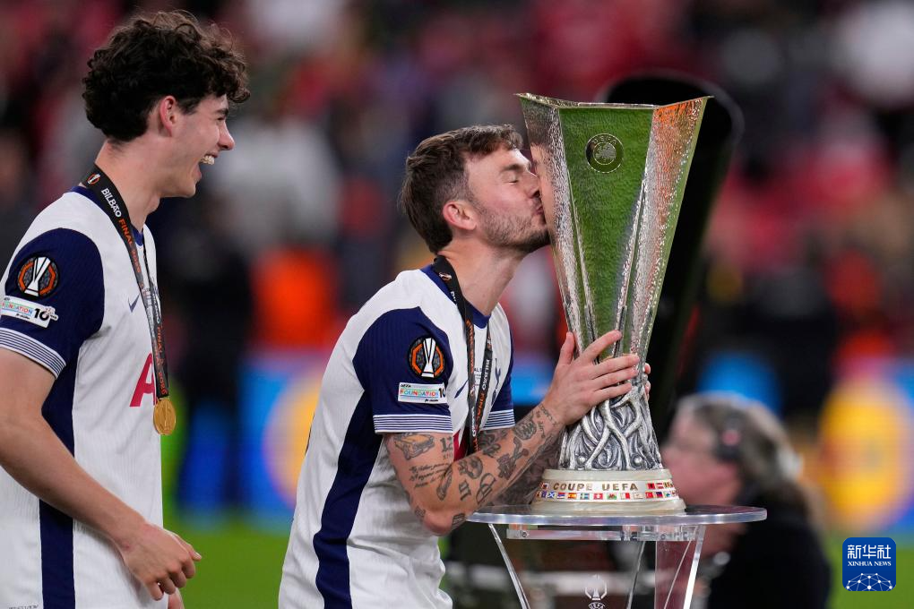 包含热刺高居联赛榜首，成为夺冠热门的词条