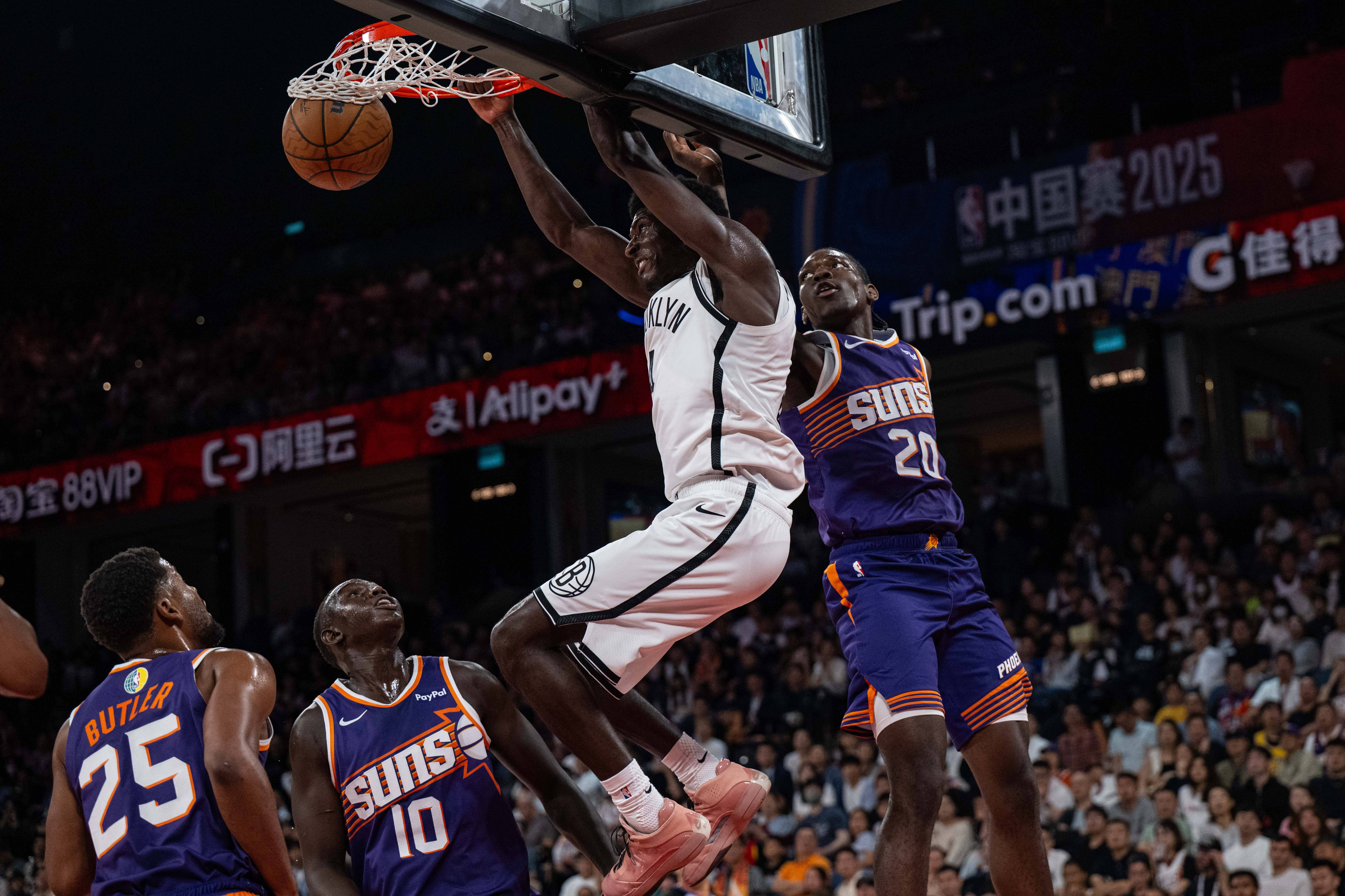 一位篮球巨星在最近的比赛中再次展现实力的简单介绍 一位篮球巨星在最近的比赛中再次展现实力的简单介绍