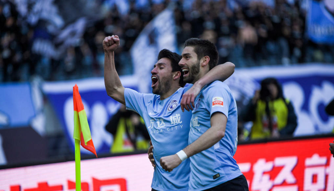 包含重庆斯威主场抗衡大连一方，谁将笑到最后？的词条