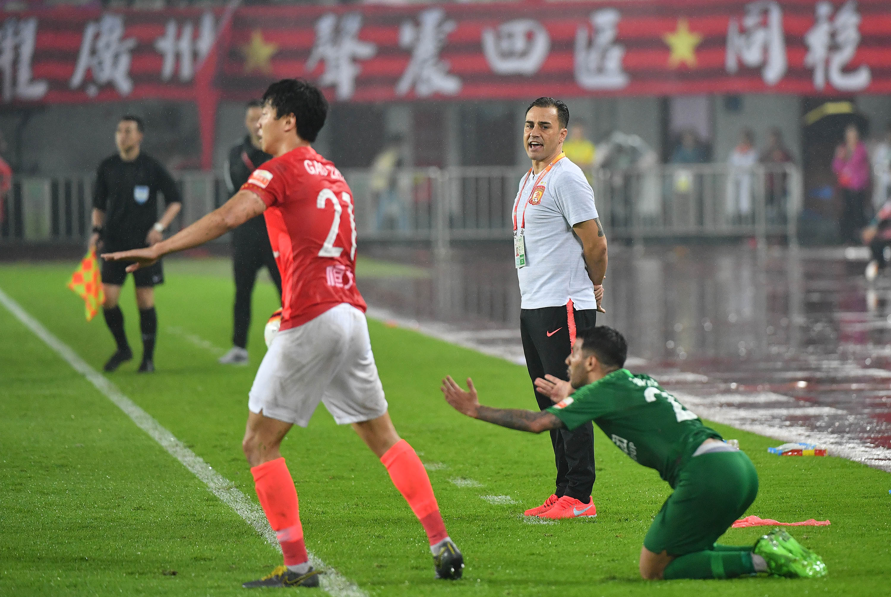 包含国安挑战恒大：北京劲旅展现团结力量的词条