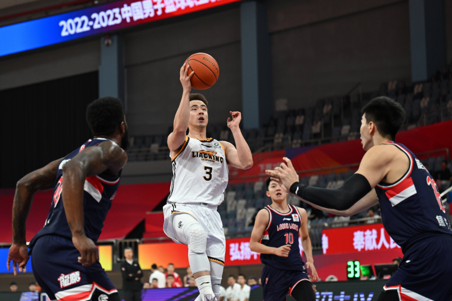 辽宁队气贯长虹，凭借团结一心取得胜利