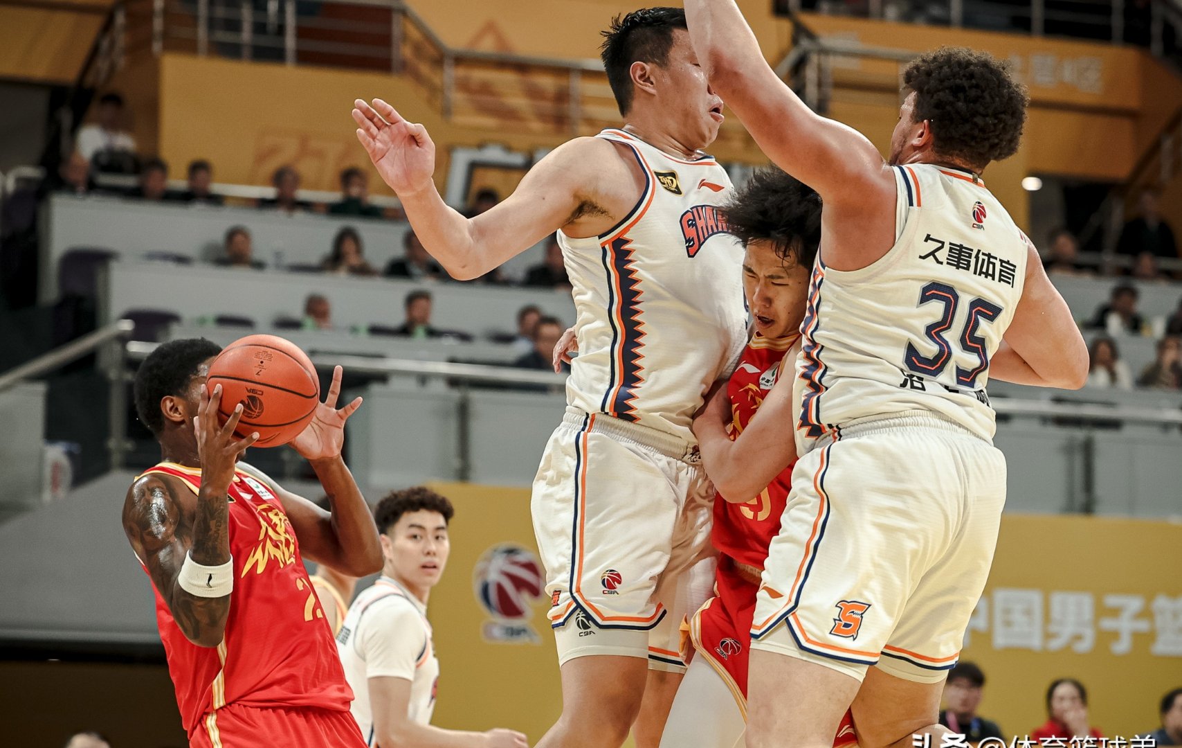 新赛季篮球赛场上精彩纷呈