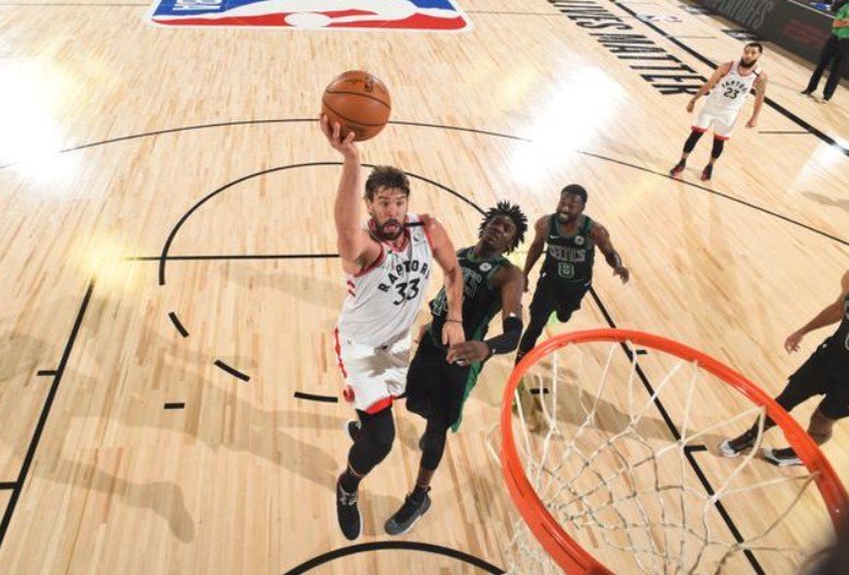 关于猛龙团结一心！球队中锋希尔望本赛季夺冠的信息