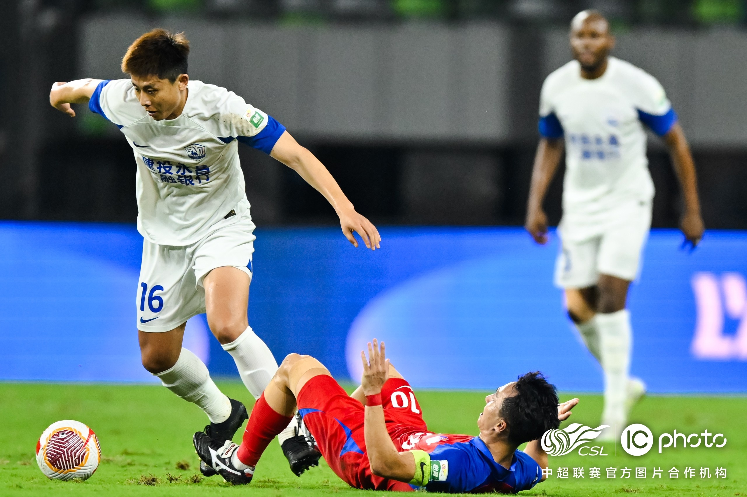 强劲进攻：球队在比赛中多次破门得分战胜对手的简单介绍