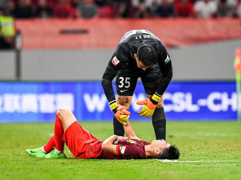 球员受伤离场,全队士气低迷,继续颓废表现的简单介绍 球员受伤离场,全队士气低迷,继续颓废表现的简单介绍