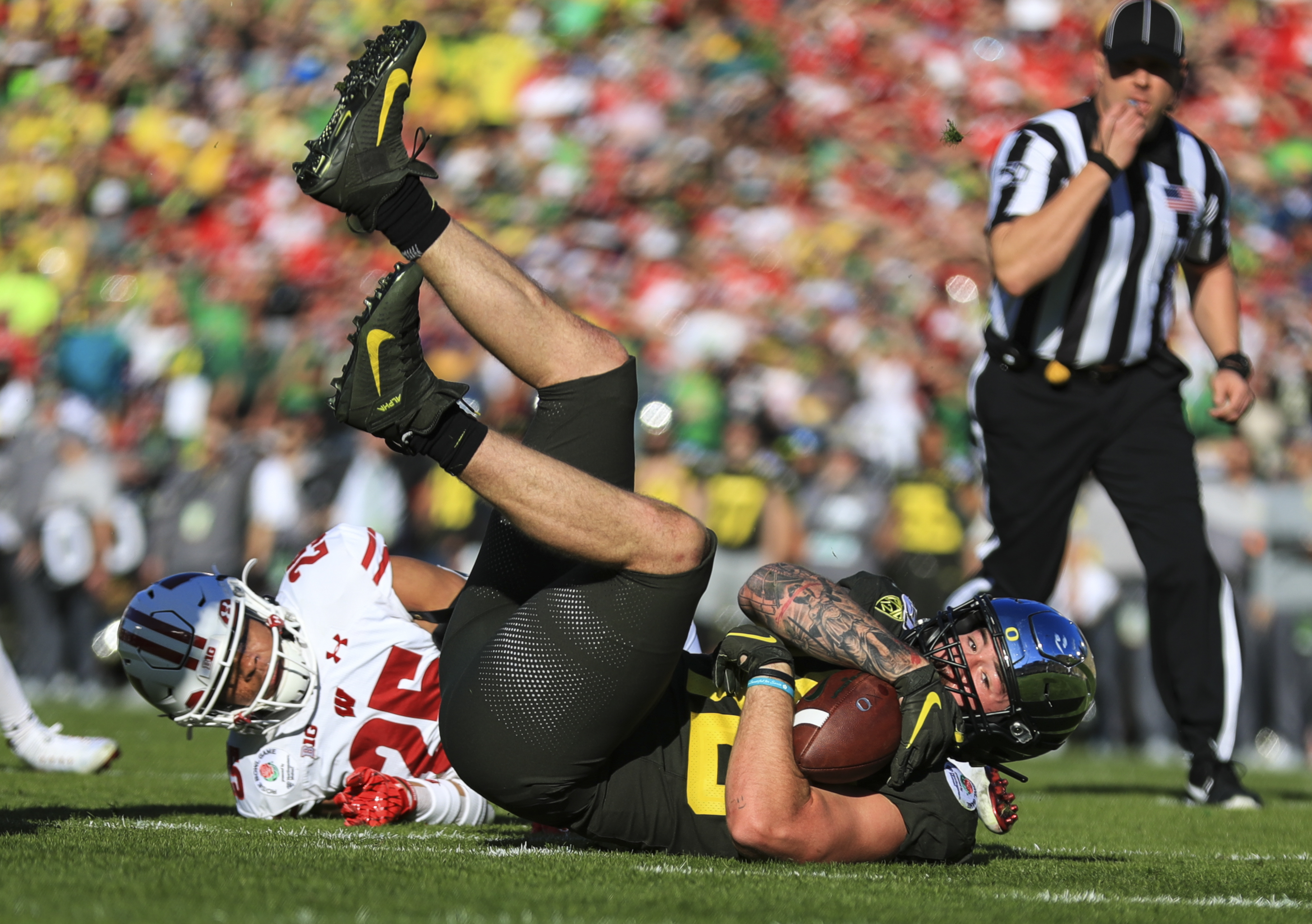 墨西哥男子橄榄球斩获胜利，全力以赴
