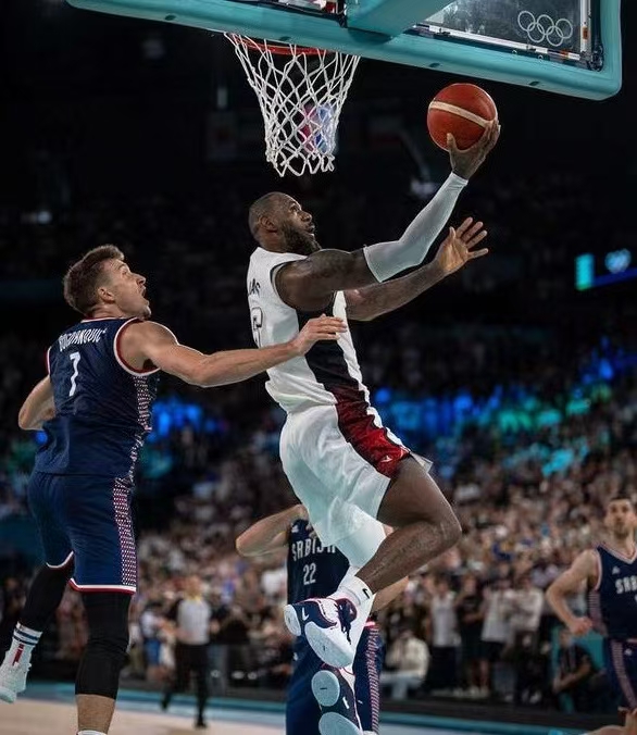 意大利男篮横扫热火，詹姆斯高光表现