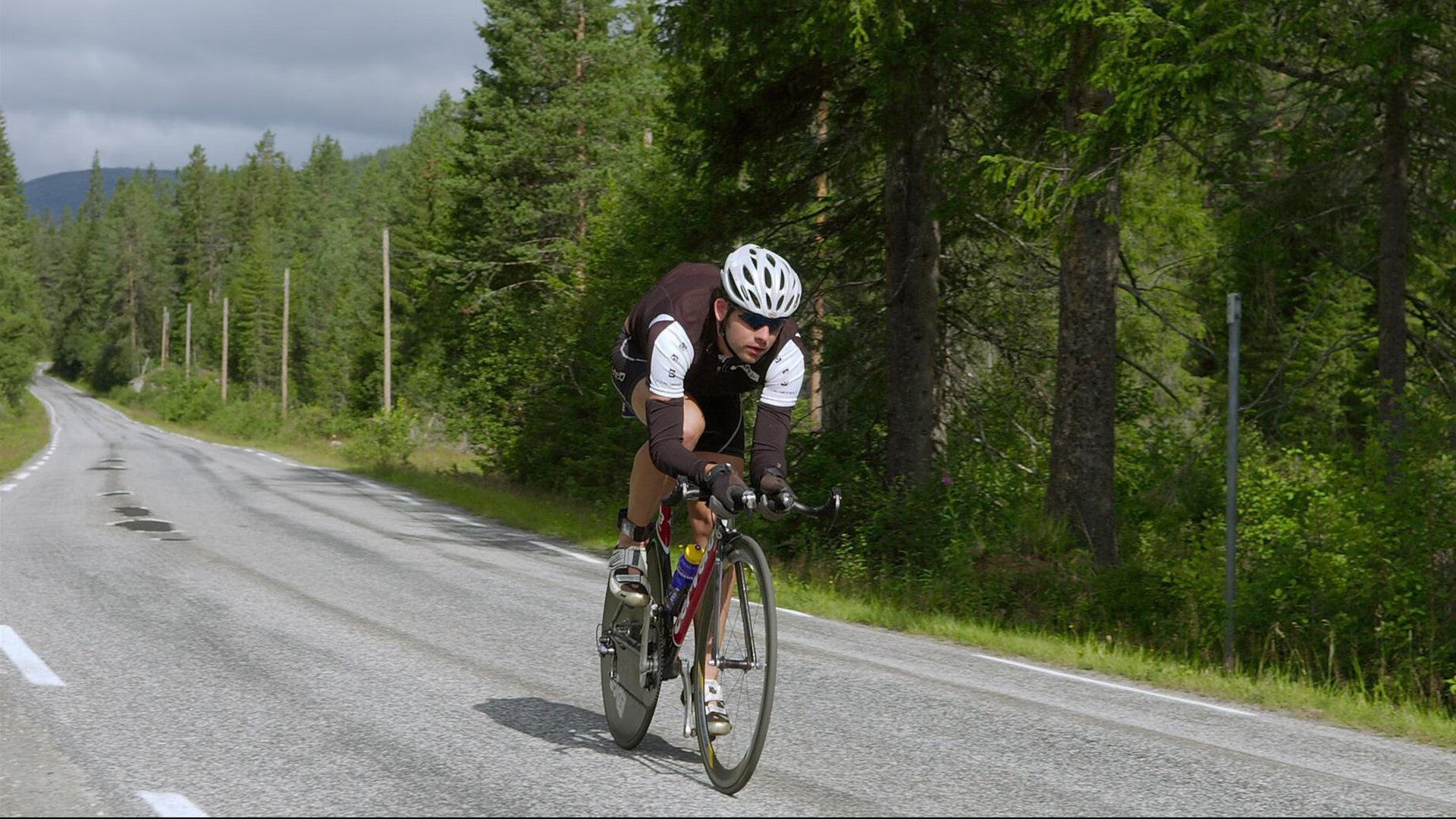 从伊拉克速胜尼斯到阿劳霍的统治力,足球世界中的战术与个体光芒