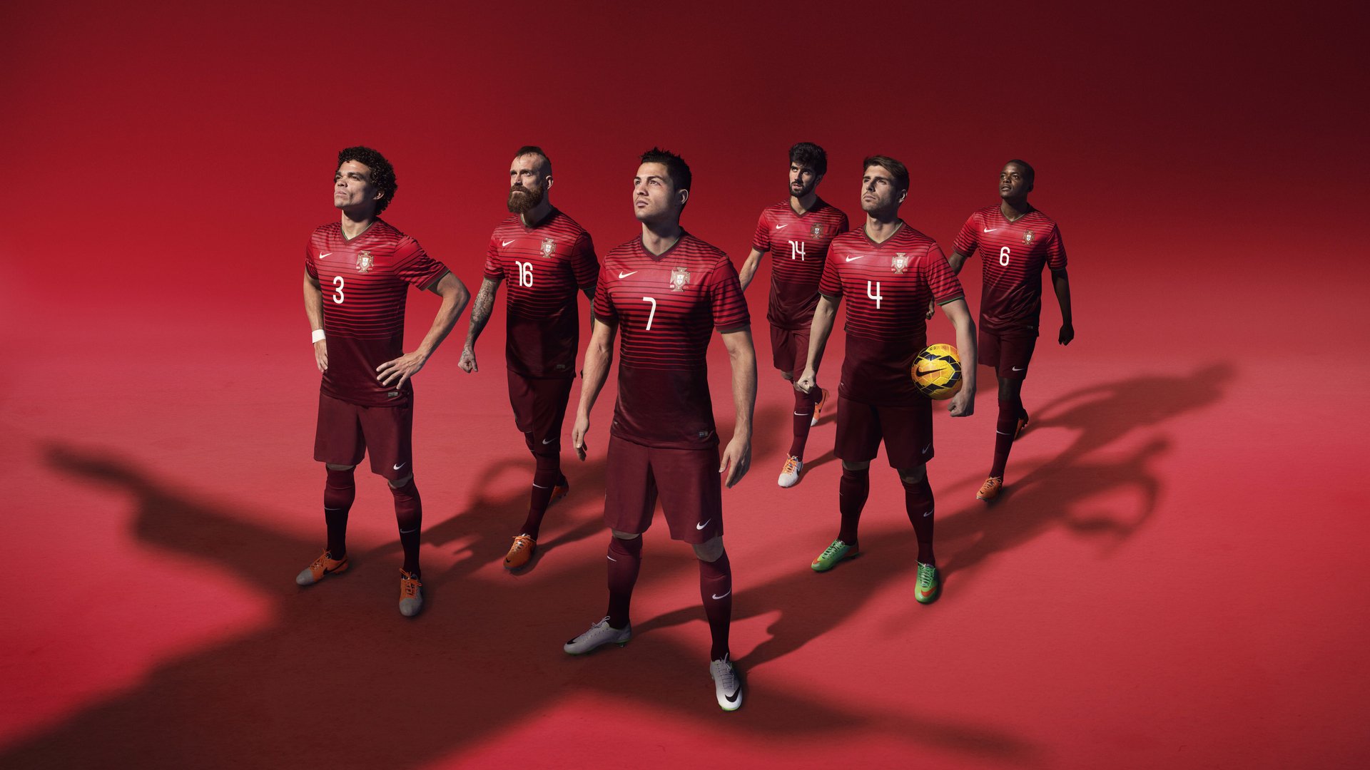 赛道上的红色风暴，汉密尔顿惊艳四座，红牛力克雷诺再写传奇